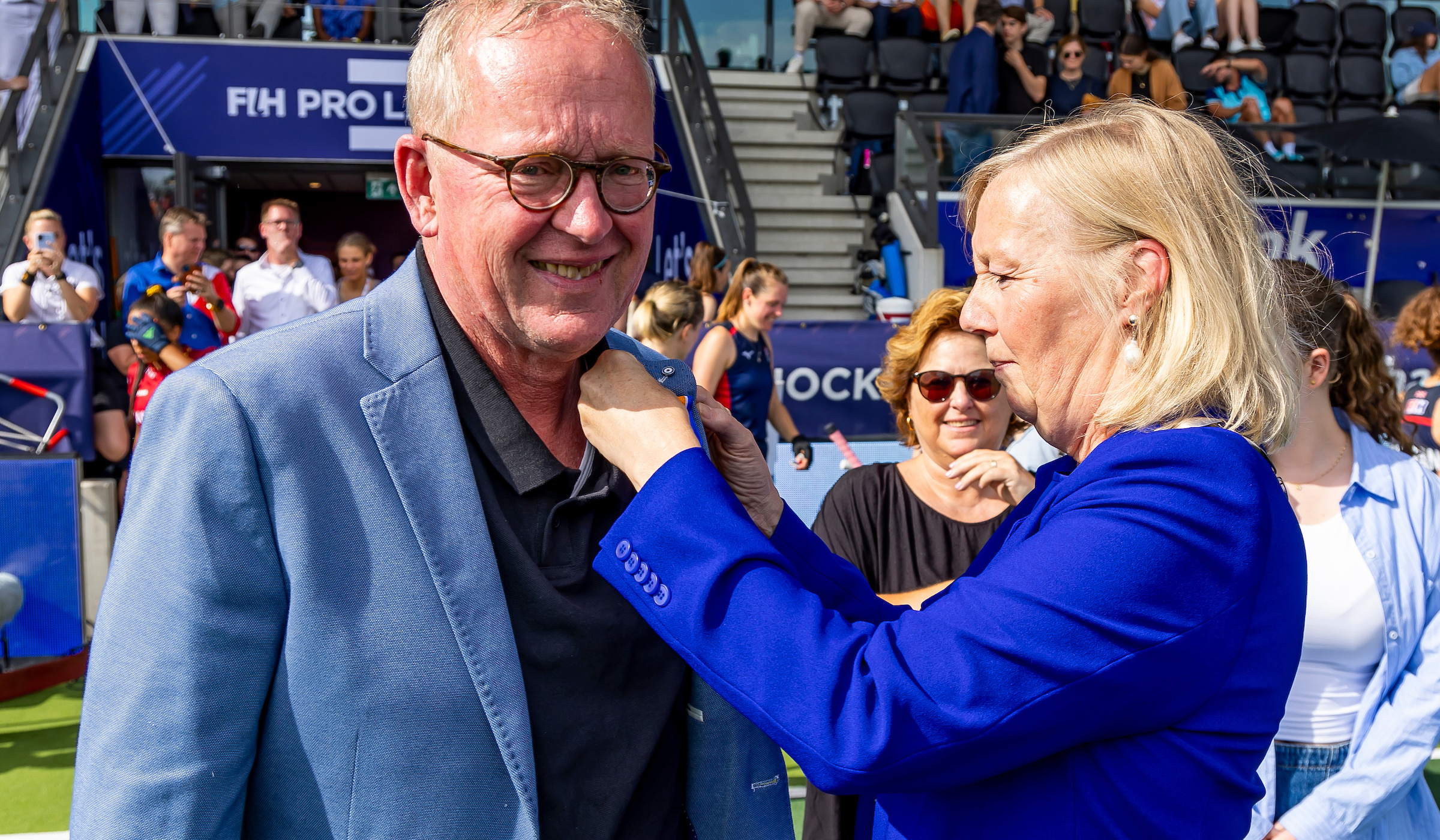 Oud Olympisch Umpires Manager en topscheidsrechter Philip Schellekens ontvangt een lintje